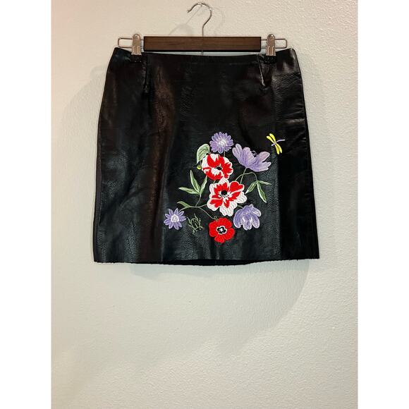 045 H&M Size US 6 Black Faux Leather Floral Embroidered Mini Raw Hem Biker Skirt - Picture 1 of 6